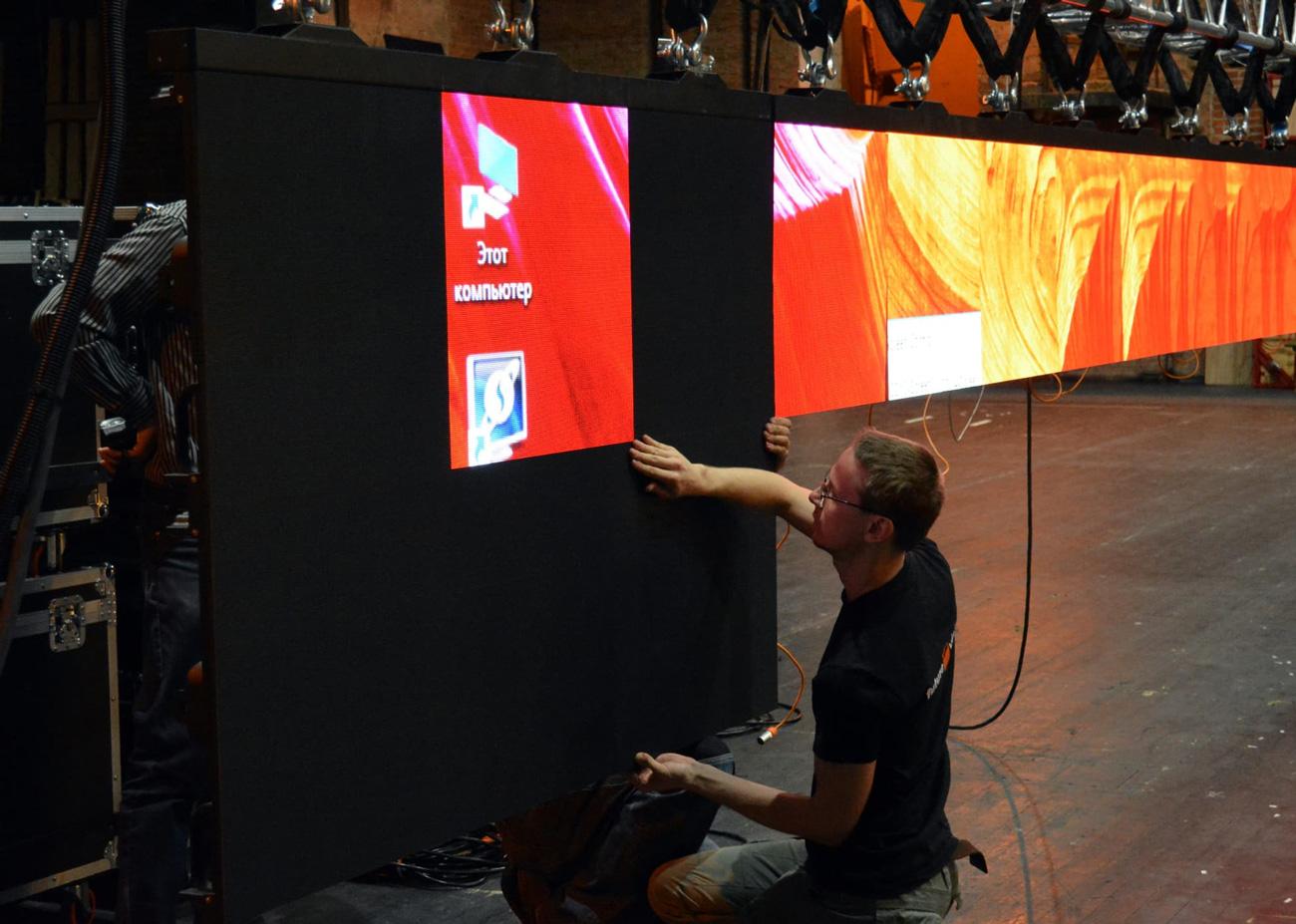 светодиодный видеоэкран на входе в Кинотеатр Пионер