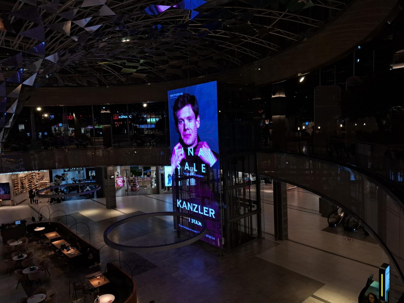 Прозрачный LED экран для торгового центра