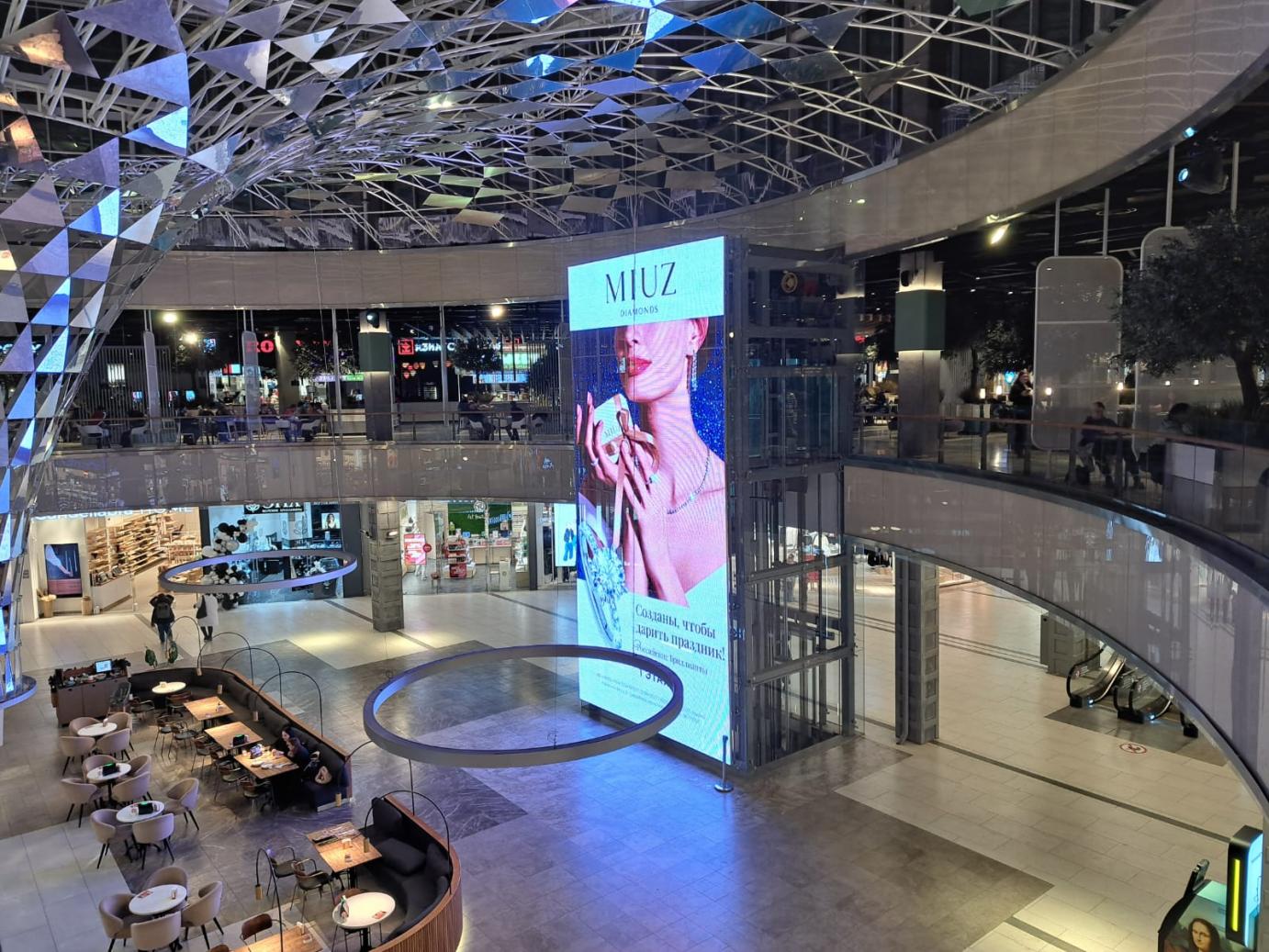 Прозрачный светодиодный экран в ТРЦ